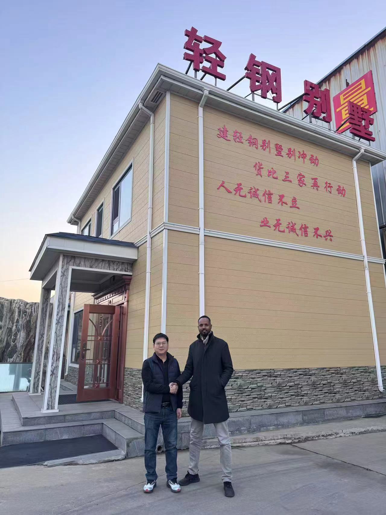 非洲客户亲自来厂参观验厂并下单金属雕花板
