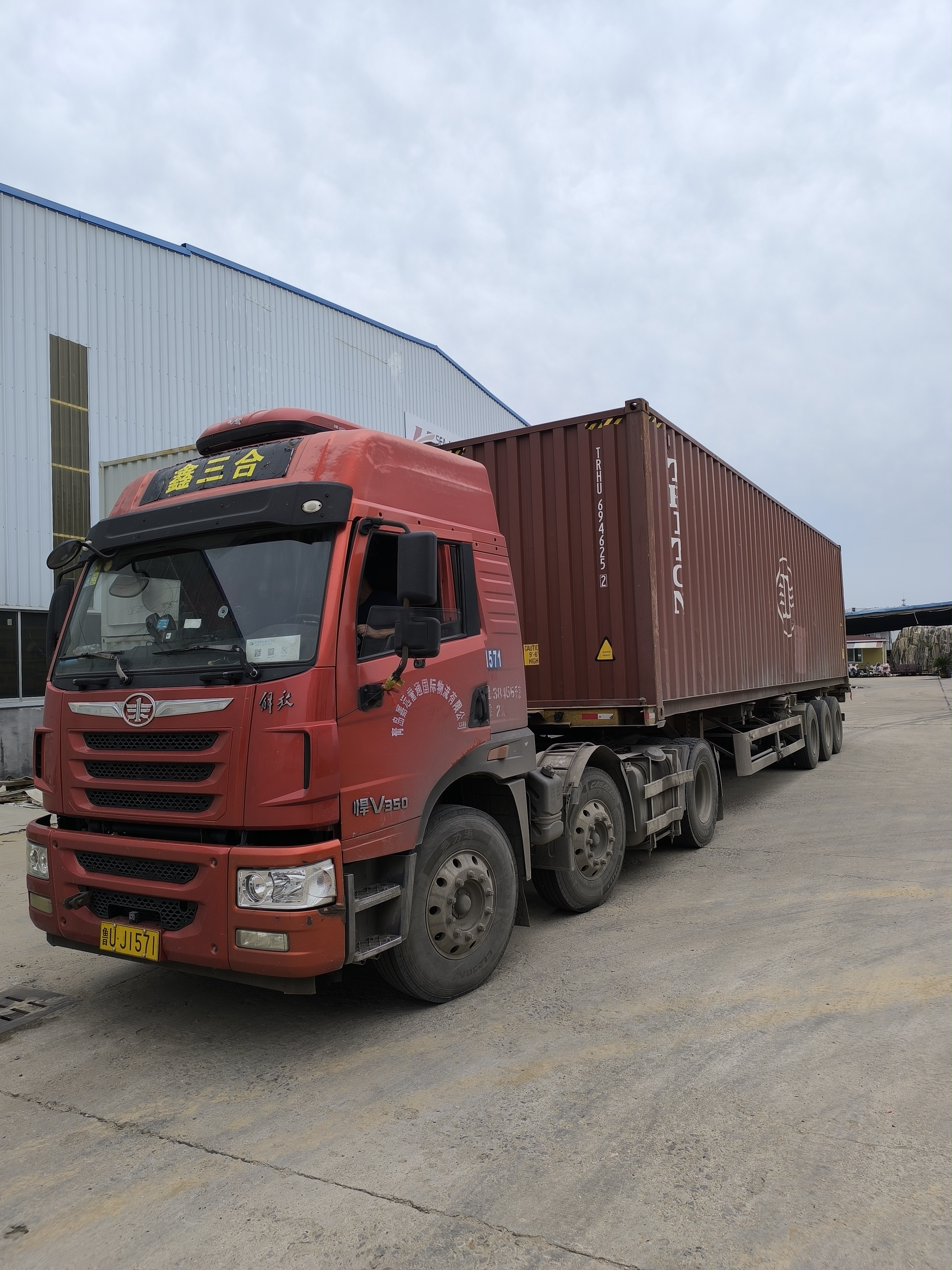 第二个集装箱轻钢别墅材料发往泰国