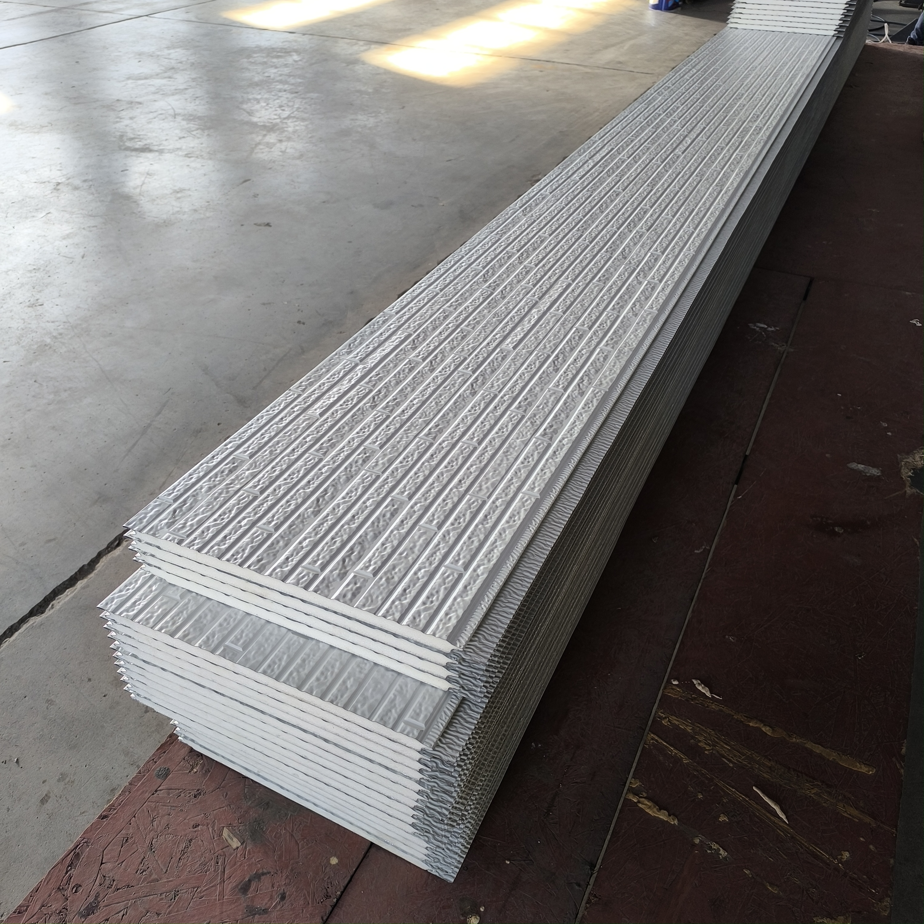 乳白长条石聚氨酯金属雕花板