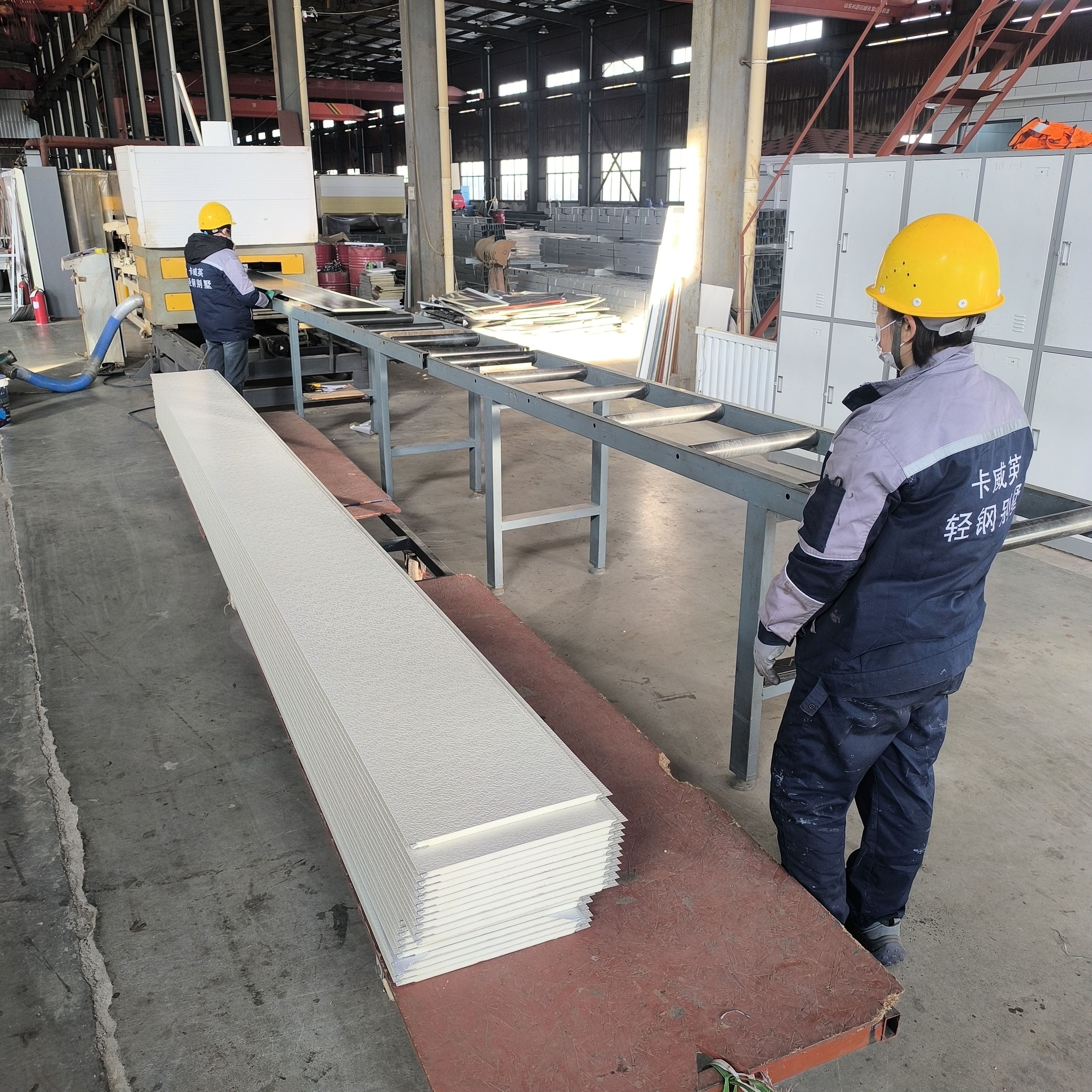 乳白弹涂平板聚氨酯保温金属雕花板