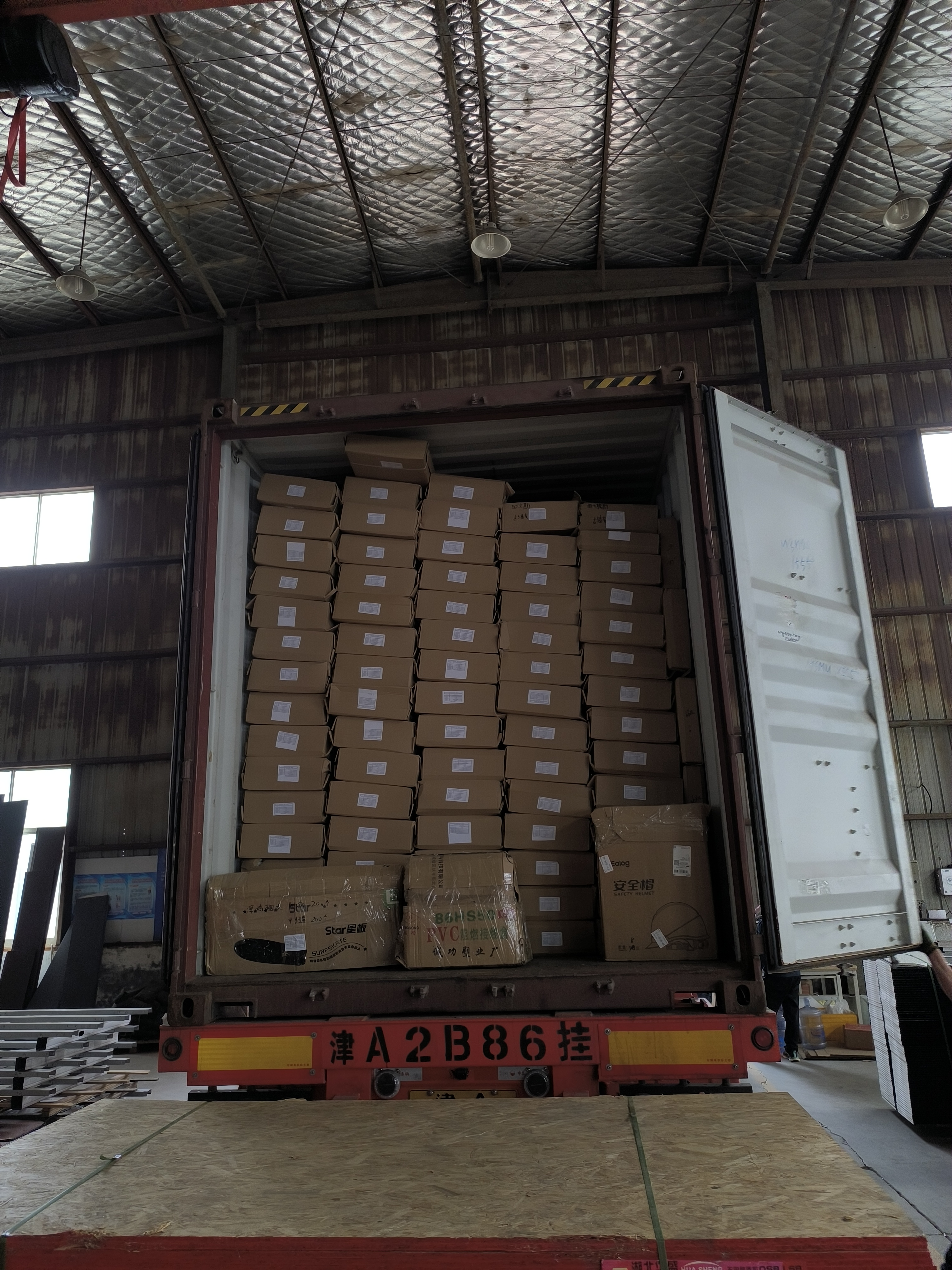 纸箱包装聚氨酯保温金属雕花板