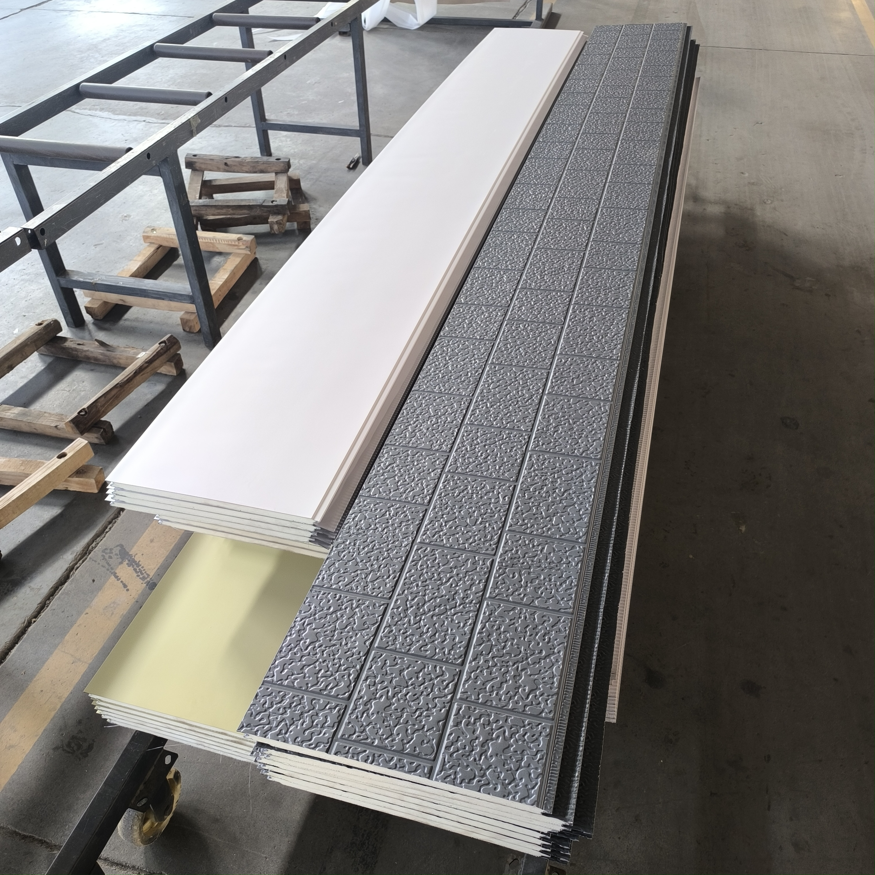 天使白搭配古墙灰聚氨酯金属雕花板