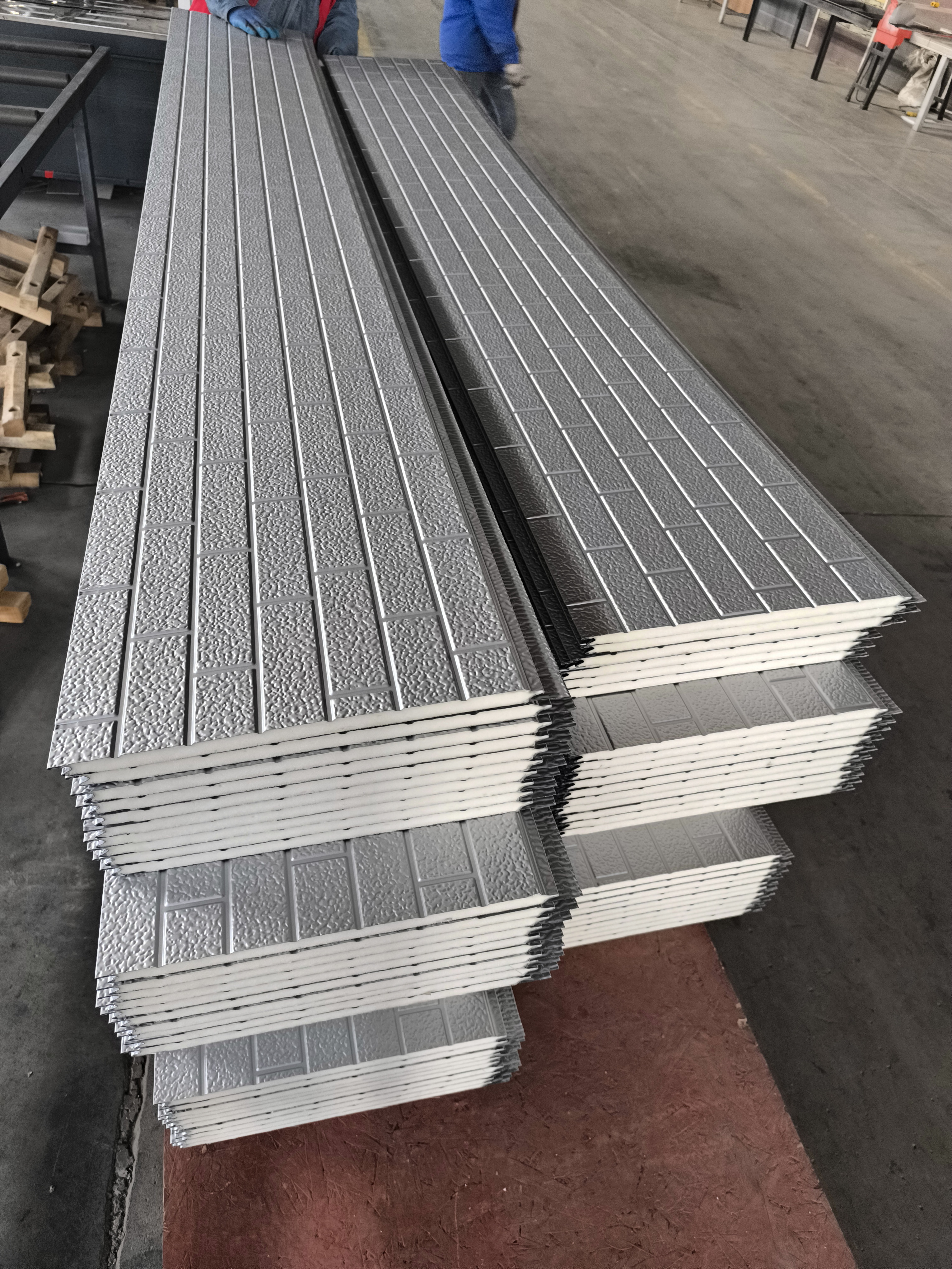 聚氨酯保温闪银七砖金属雕花板