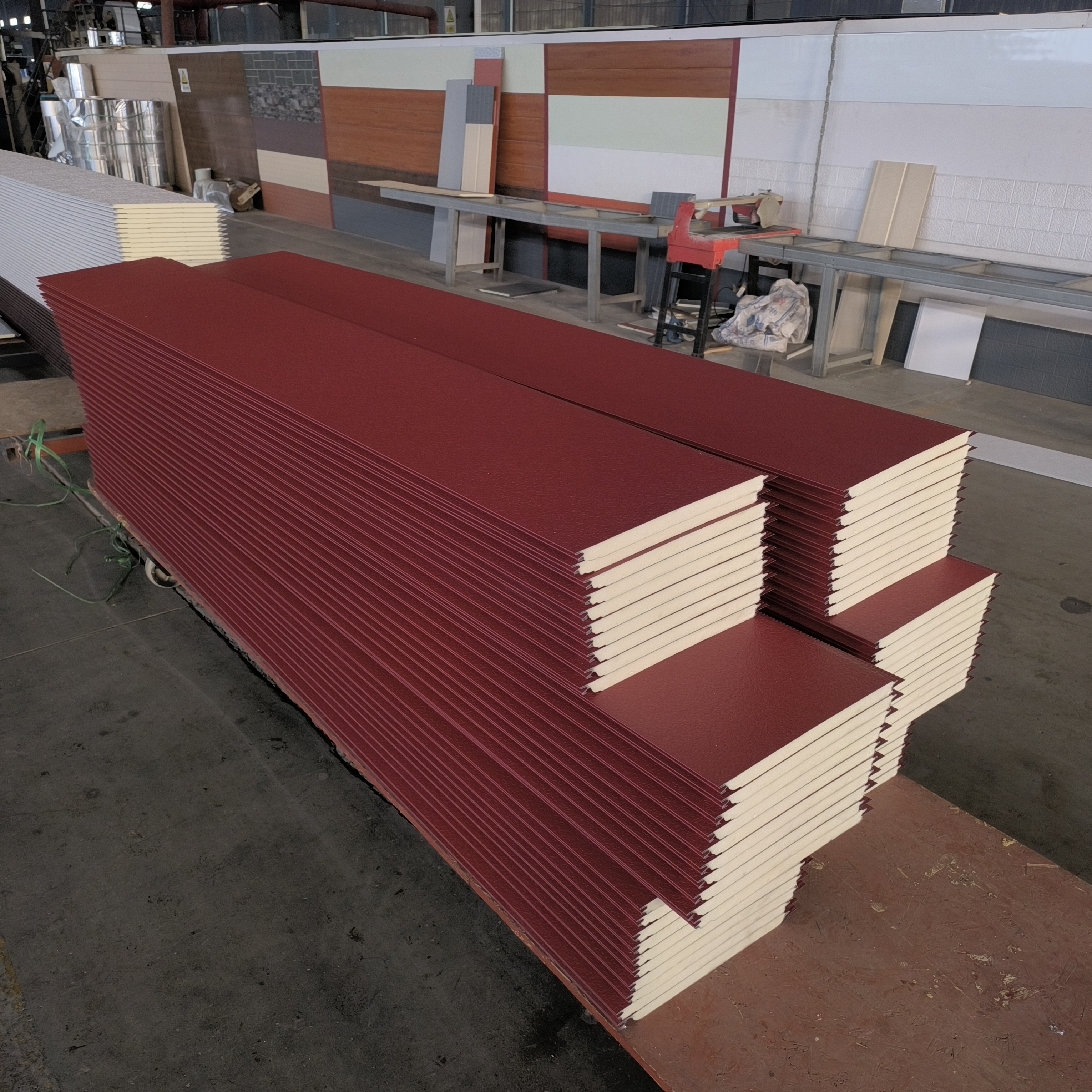 25mm厚聚氨酯网纹红弹涂平板金属雕花板