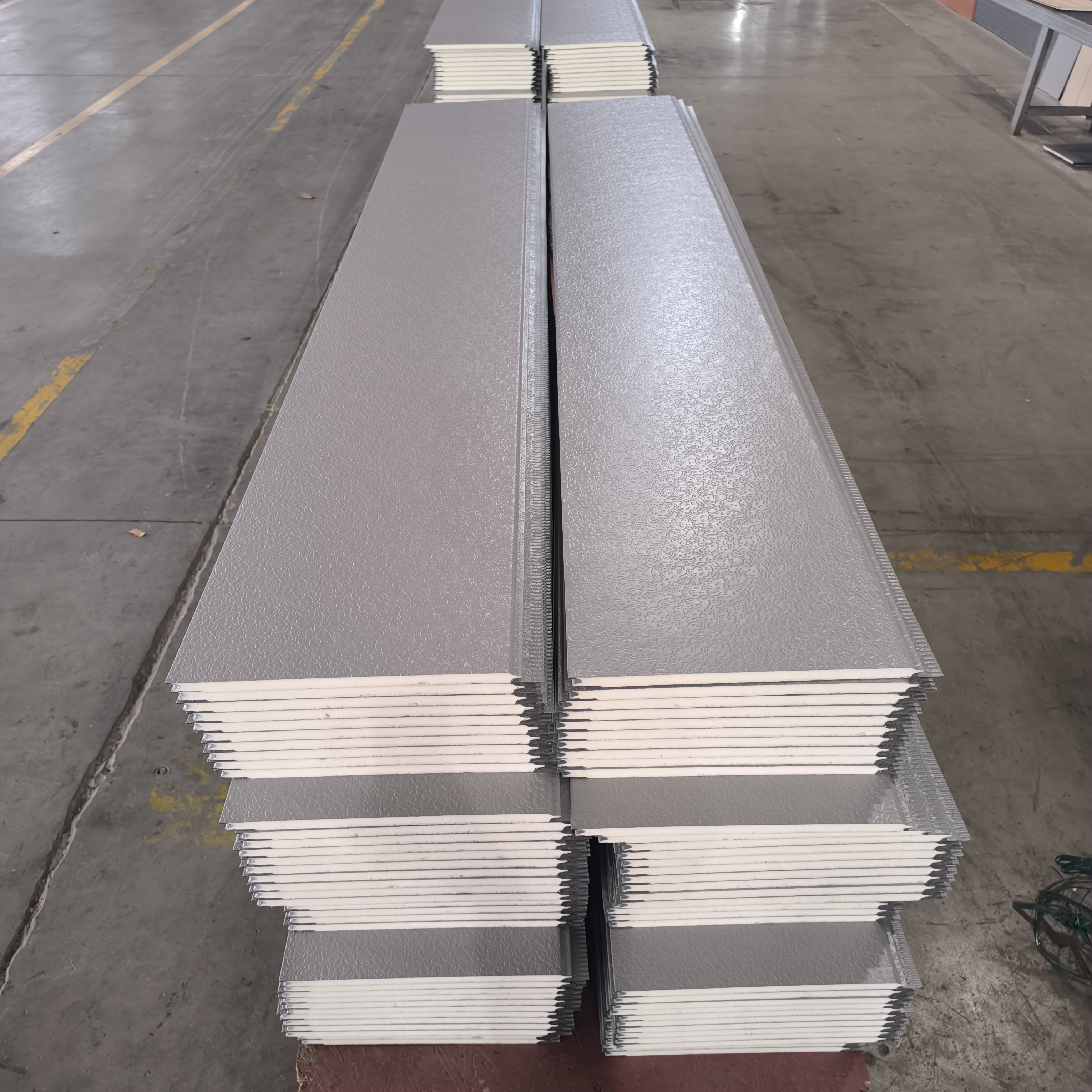 聚氨酯浅灰弹涂平板金属雕花板