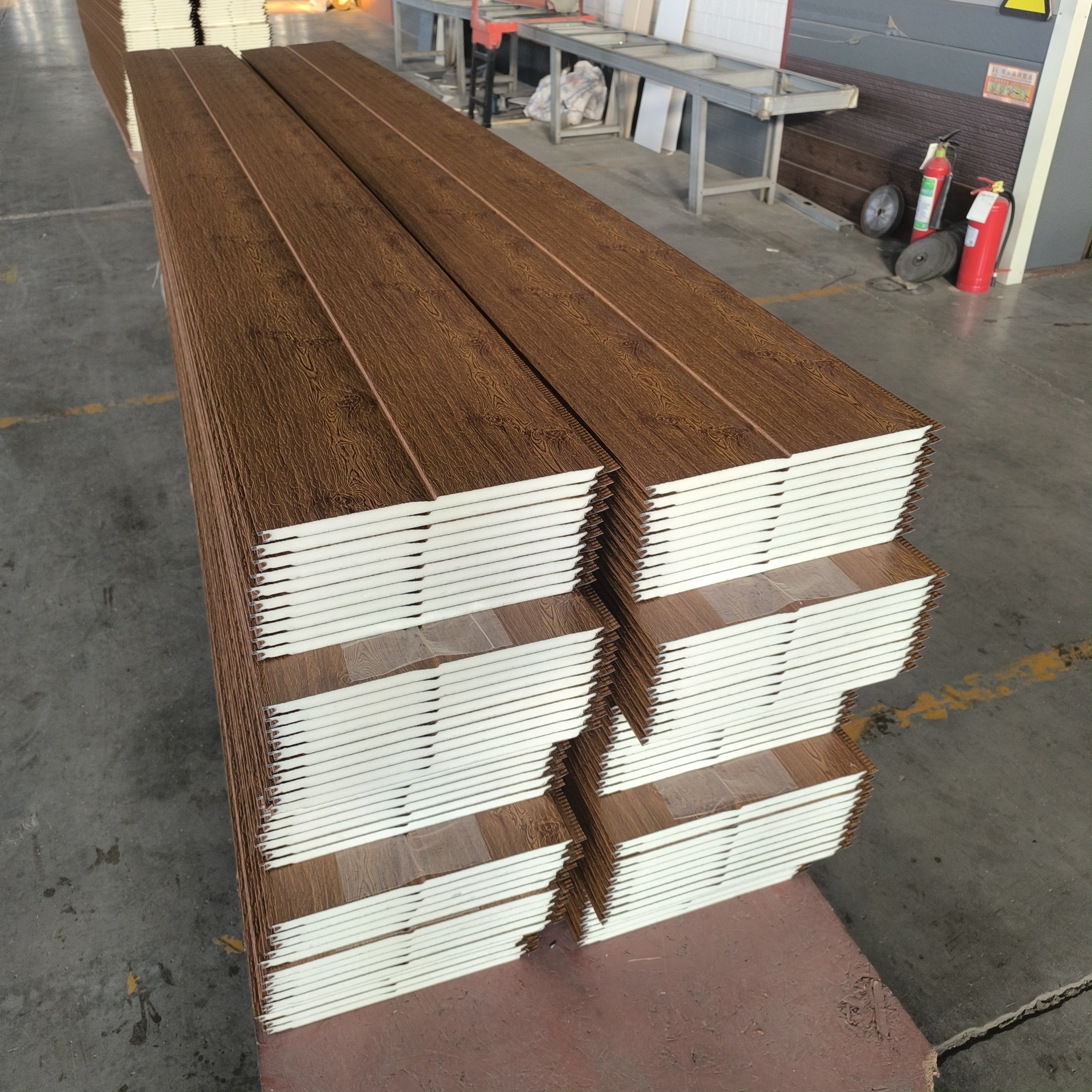 聚氨酯红鸡翅木木纹斜沟金属雕花板