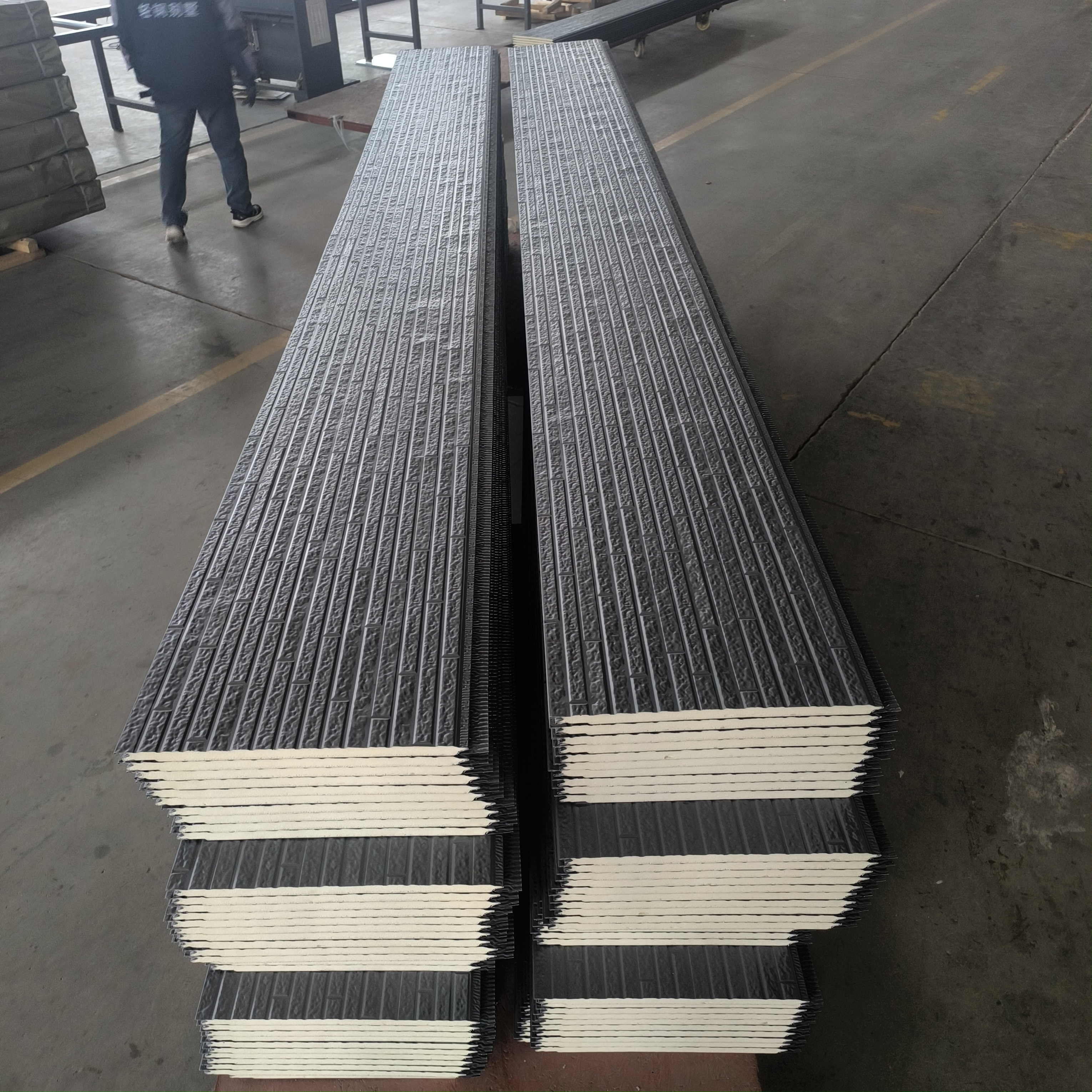 聚氨酯古墙灰长条石金属雕花板