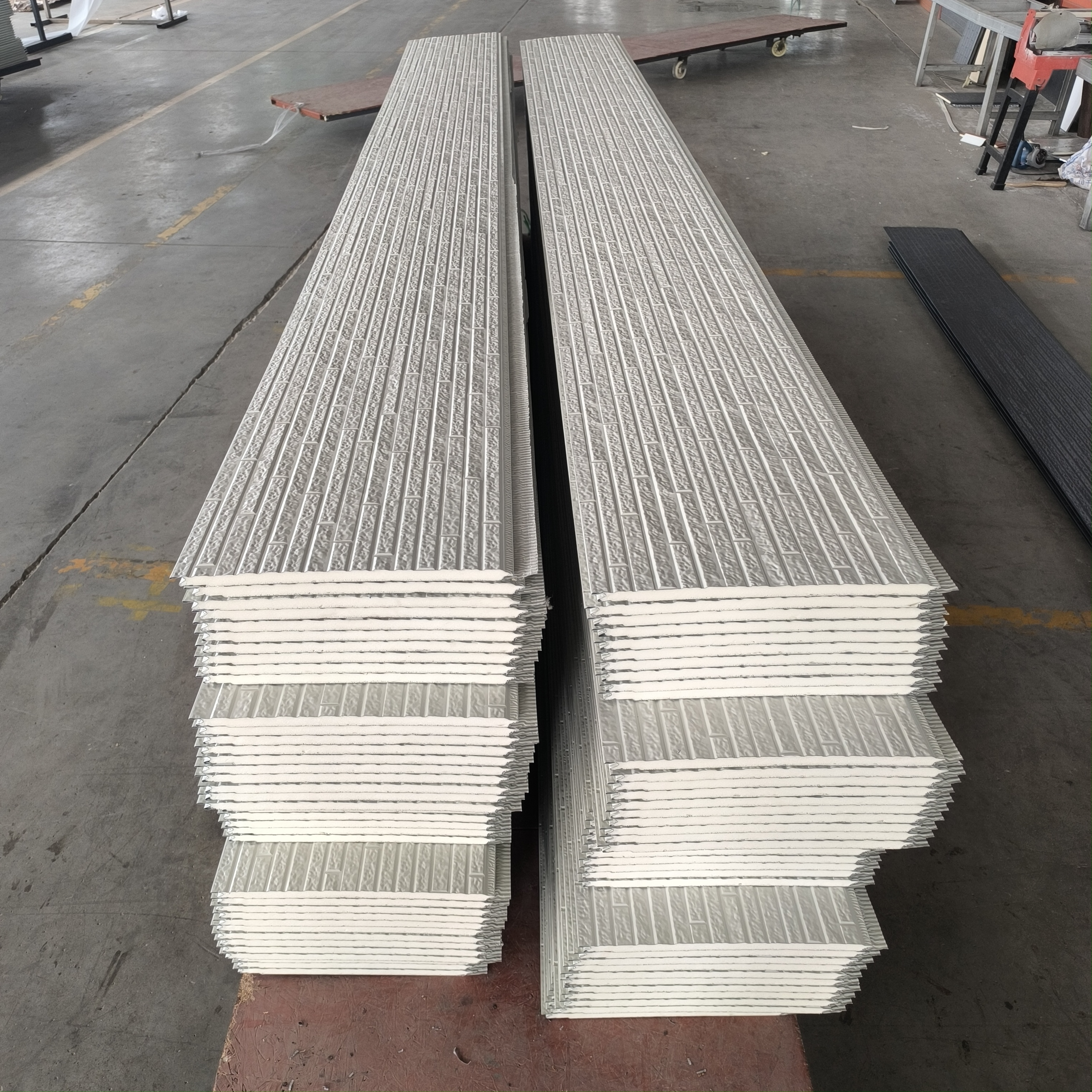 聚氨酯乳白长条石金属雕花板