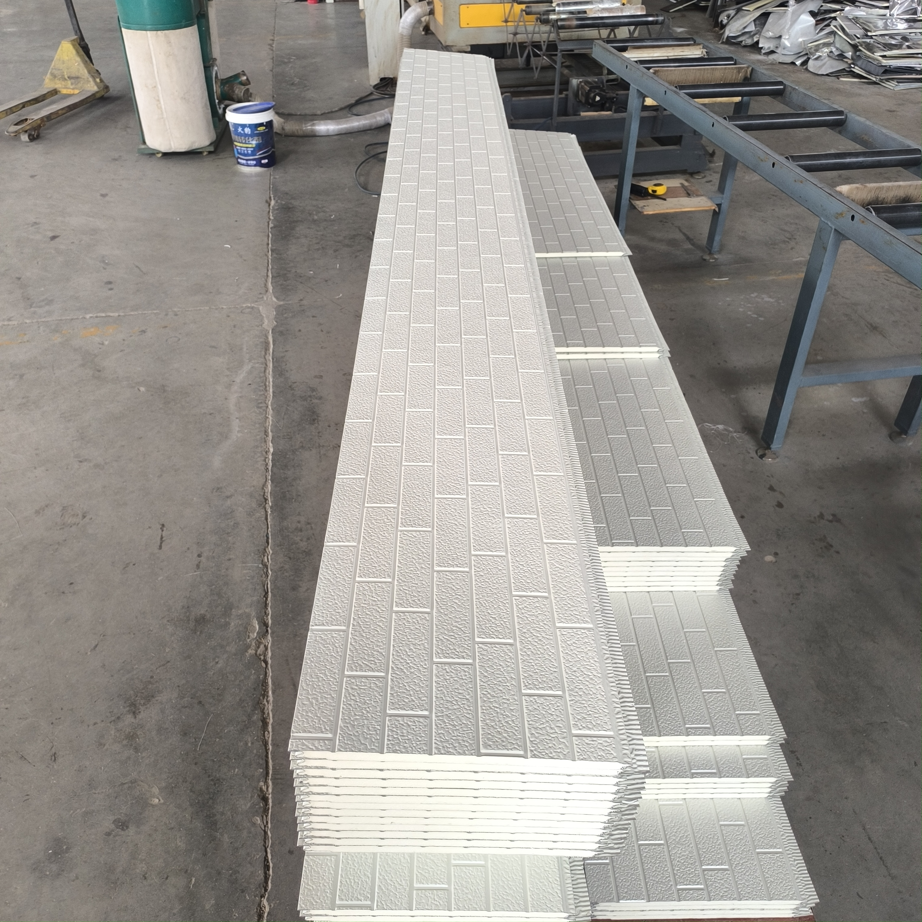 聚氨酯乳白七砖金属雕花板